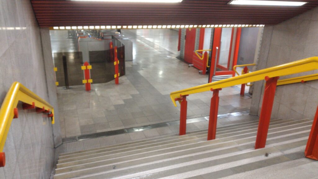 Sciopero dei mezzi pubblici domani a Milano. Cosa sapere su orari e fasce di garanzia di bus, tram e metro. I dettagli da ATM milano metro lockdown coprifuoco 2