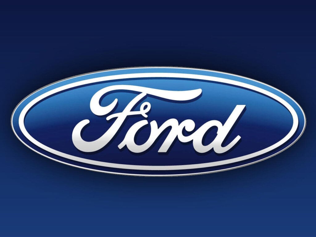Ford inchioda sull’auto elettrica: interrotta la produzione del pick-up a batteria F-150 Lightning. Cosa sappiamo ford logo