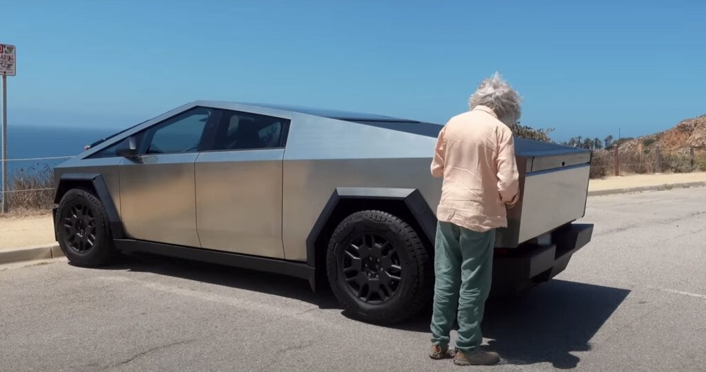 James May torna negli anni '60. Su YouTube la recensione della Ford Torino in California. «Se muovi il volante come nei film non rischi nulla» james may