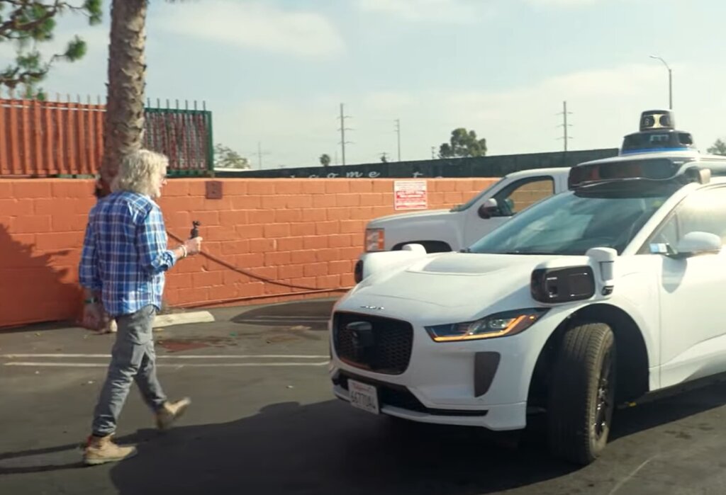 James May tampona Jeremy Clarkson a bordo di un’auto elettrica: «Si potranno recensire, come quelle a benzina»