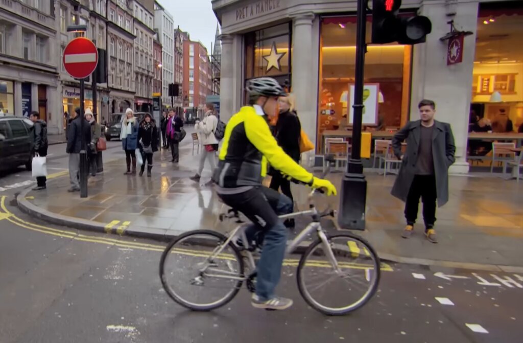 Jeremy Clarkson tampona ancora la mobilità sostenibile: «Volete zero incidenti? Impedite ai ciclisti di pedalare» jeremy clarkons in bici