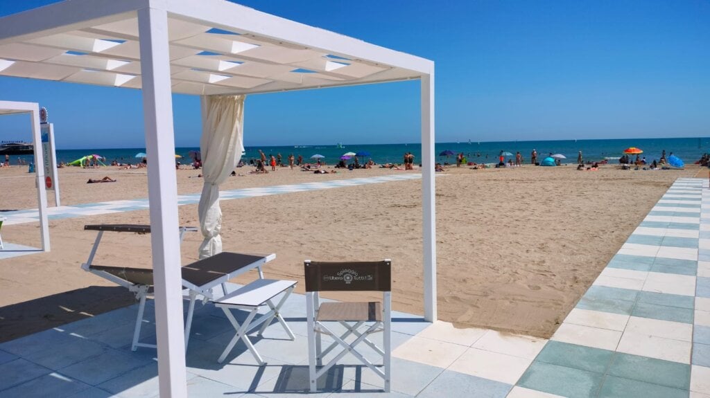 L’estate è di tutti: le spiagge italiane diventano sempre più inclusive spiaggia libera tuttii5