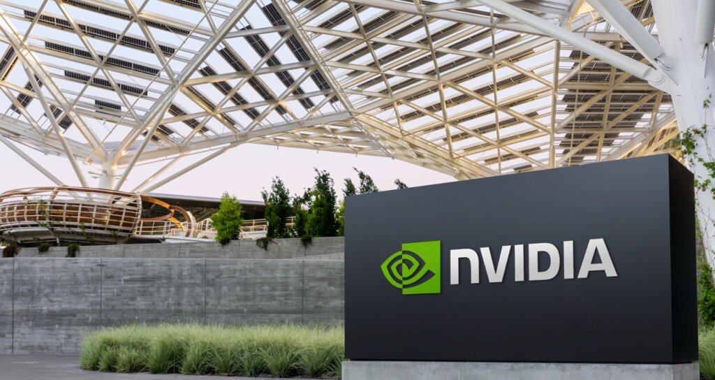 Nvidia torna a vendere i chip AI alla Cina. Prove di pace tra Trump e Xi? Intanto l’UE trema per i dazi