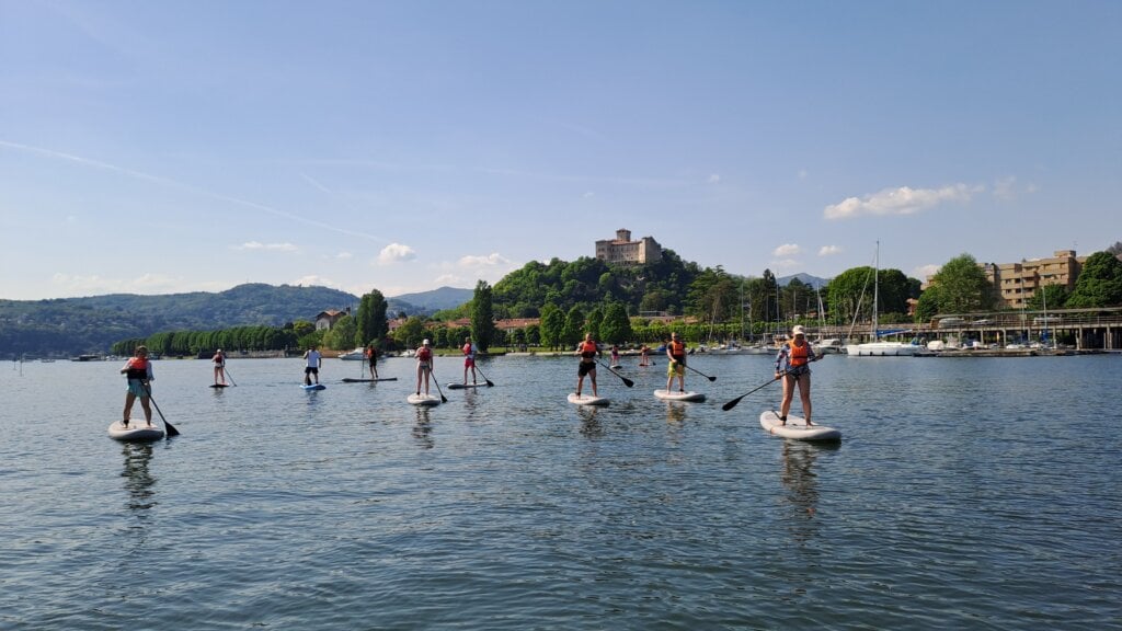 Mindfulness tra i Navigli su una tavola da SUP. «Così pagaiamo nel cuore di Milano tra sport e meditazione» sup sul lago