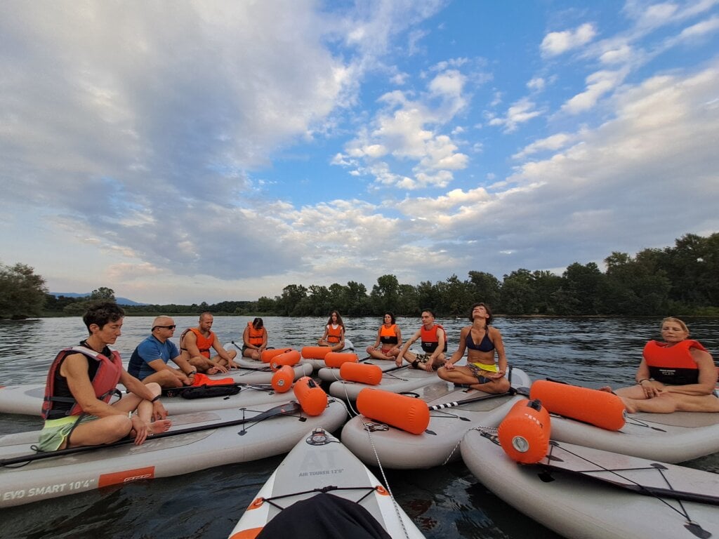 Mindfulness tra i Navigli su una tavola da SUP. «Così pagaiamo nel cuore di Milano tra sport e meditazione» meditazione 2