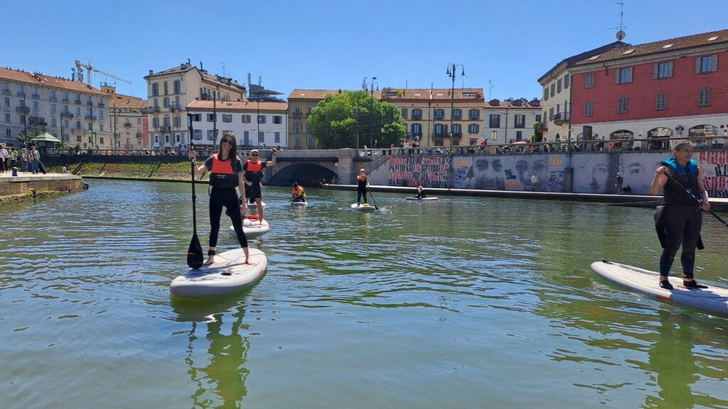 Mindfulness tra i Navigli su una tavola da SUP. «Così pagaiamo nel cuore di Milano tra sport e meditazione» sup sul naviglio 2