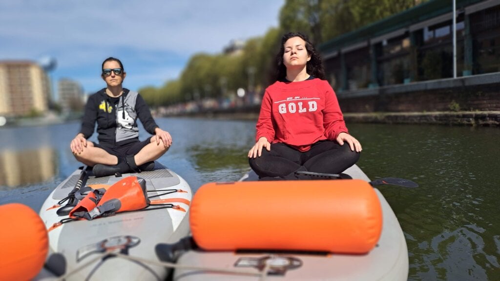 Mindfulness tra i Navigli su una tavola da SUP. «Così pagaiamo nel cuore di Milano tra sport e meditazione» supmindullness