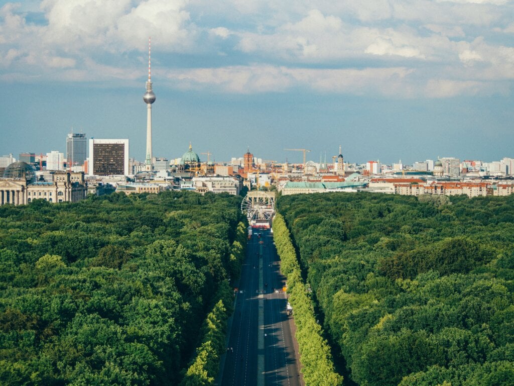 Lo startupper italiano che in Germania va controcorrente. «A Berlino molti si orientano sulla difesa, io monitoro l'impatto ambientale» adam vradenburg TK5I5L5JGxY unsplash