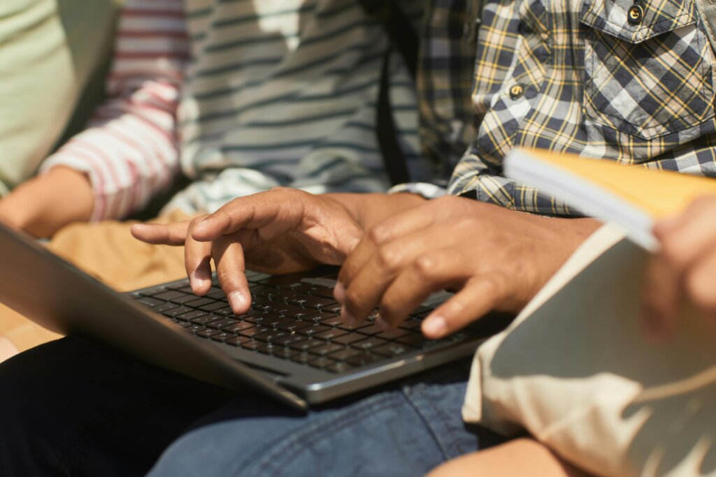 Crescono le richieste per le lauree online: sempre più studenti scelgono la qualità della formazione a distanza. I dati di AteneiOnline studente