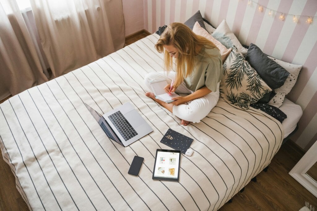 Crescono le richieste per le lauree online: sempre più studenti scelgono la qualità della formazione a distanza. I dati di AteneiOnline studentessa