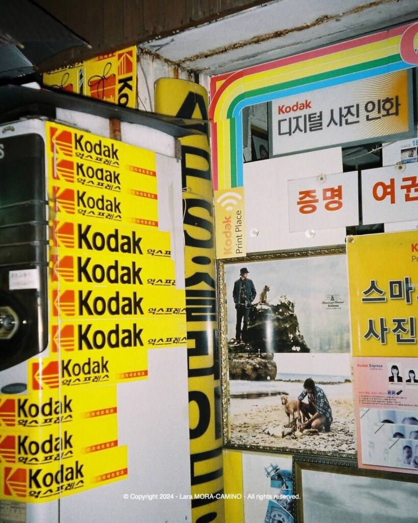 La storia di Kodak in dieci scatti: la rivoluzione digitale nella fotografia, la bancarotta nel 2012 e quei debiti che ora fanno paura