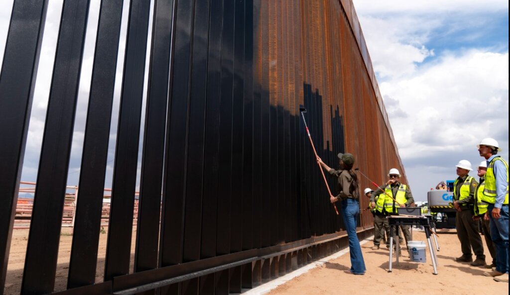 Perchè Donald Trump ha fatto colorare di nero il muro al confine con il Messico?
