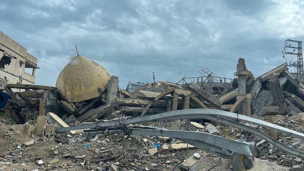 Una moschea distrutta nell'area di Jabalia nella striscia di Gaza
