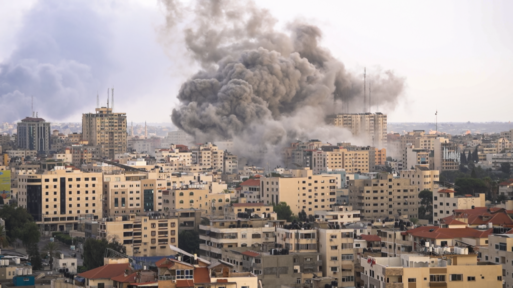 Doppio Colpo alla verità: reporter uccisi e influencer in tour a Gaza Attacco aereo israeliano su Gaza