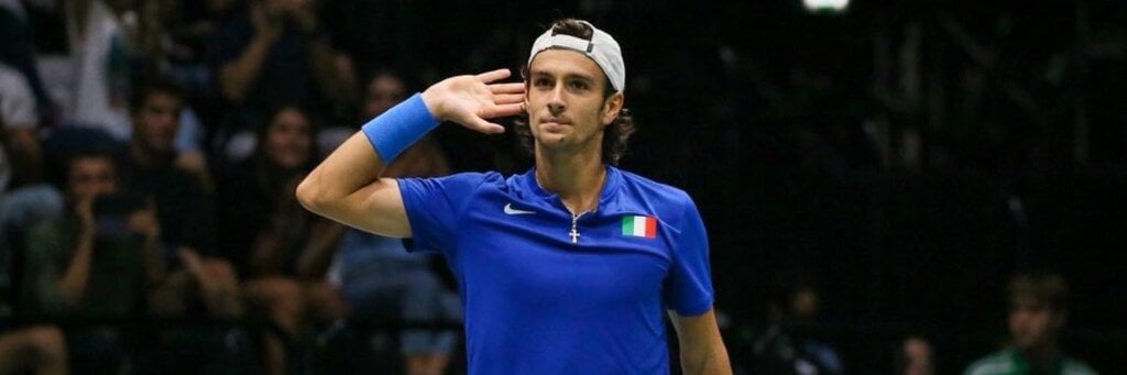 Sinner - Musetti, a che ore e dove vedere in chiaro la partita degli US Open. Lo storico derby ai quarti del Grande Slam 1500x500 1