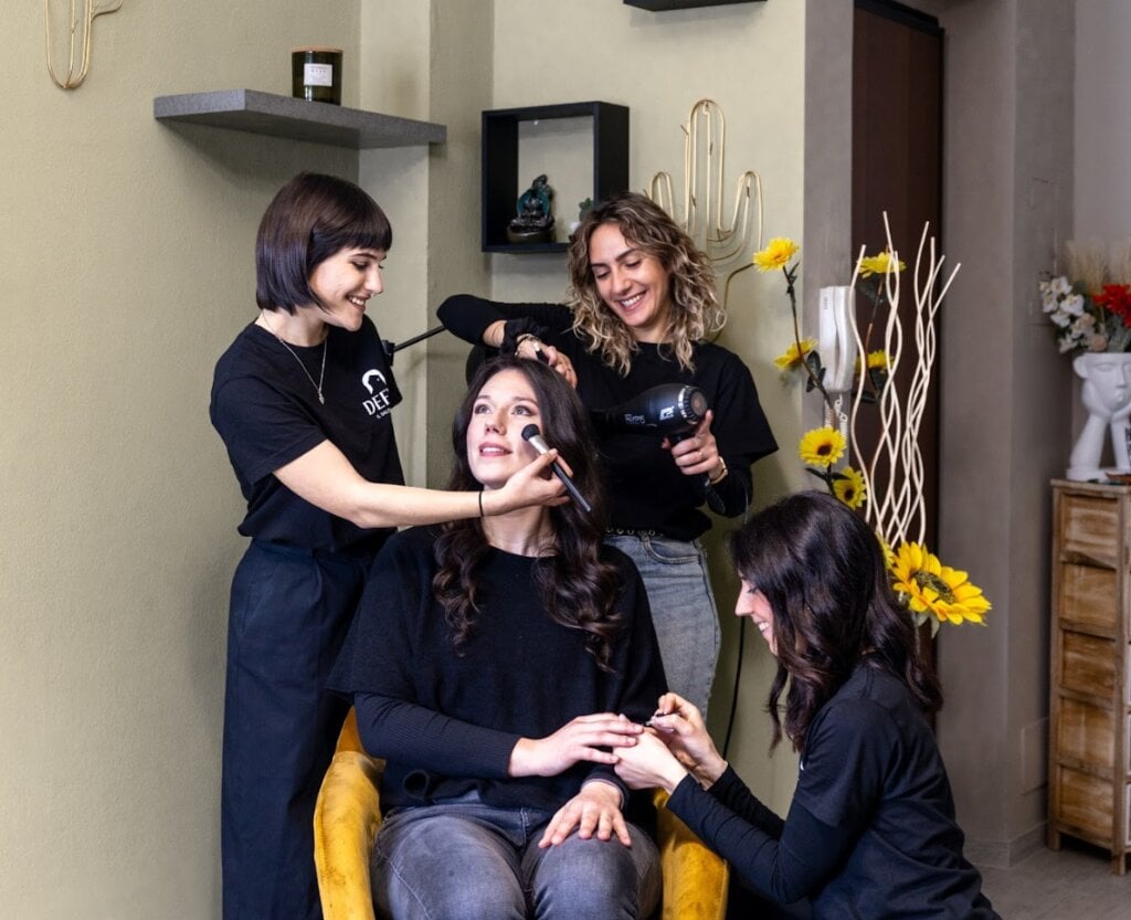 L’imprenditrice che mette le mani nei capelli partendo dallo smartphone. Così nasce la startup dei parrucchieri a domicilio deeva in azione