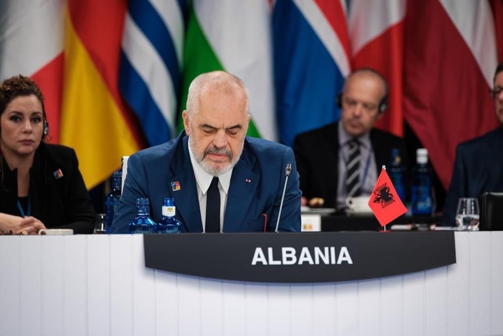 Una AI “ministro” nel governo albanese. Edi Rama accoglie Diella, la nuova responsabile degli appalti pubblici