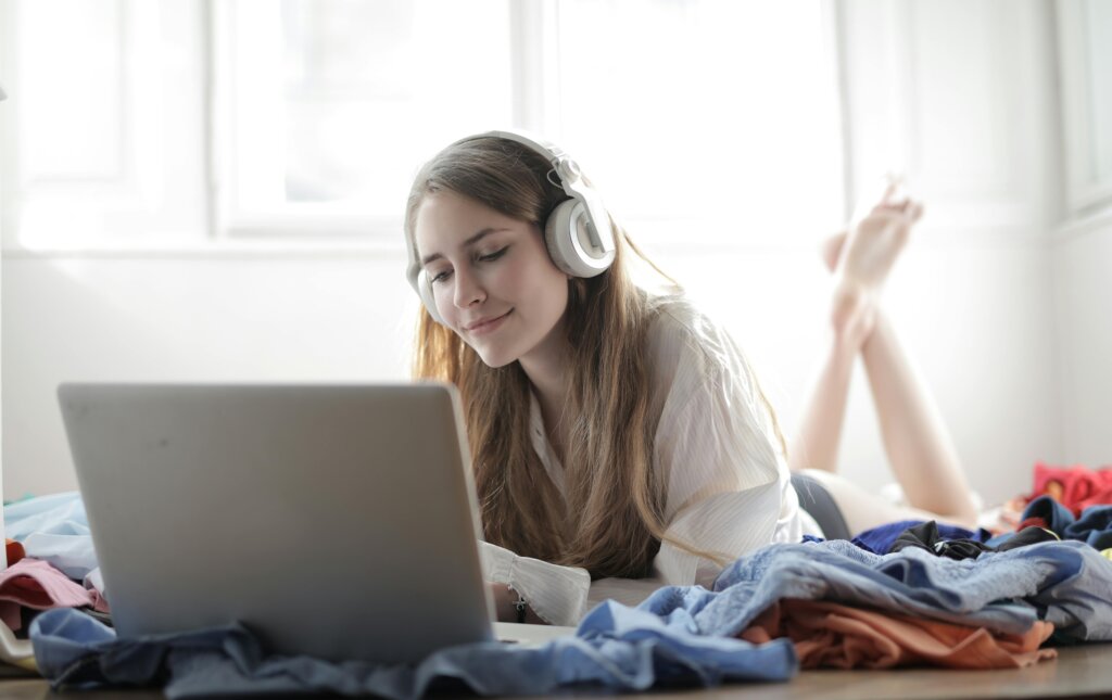 Accordo vicino tra Universal Music, Warner Music e startup dell’AI come ElevenLabs. Cosa sappiamo?