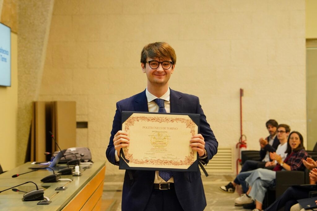 A Torino il primo laureato in ingegneria quantistica in Italia. Sogna un futuro da prof. «Non esiste il talento puro, conta la costanza» IMG 3536