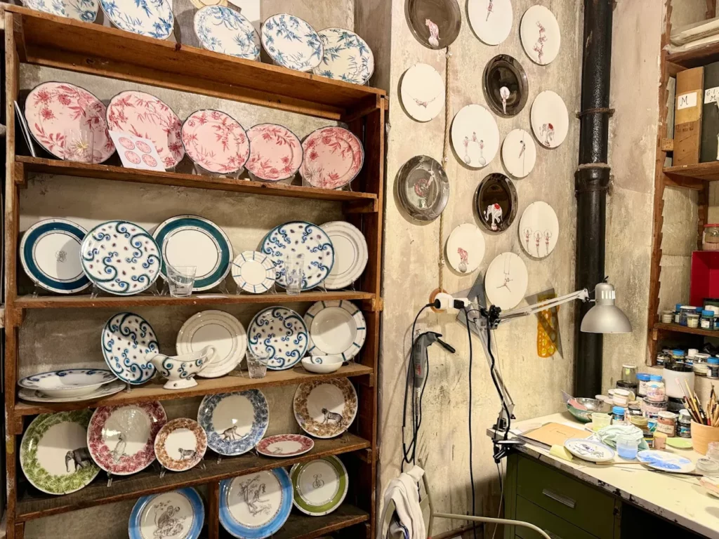A Milano un garage diventa laboratorio di ceramica. E le creazioni dell’impresa di famiglia Paravicini viaggiano nel mondo piatti paravicini