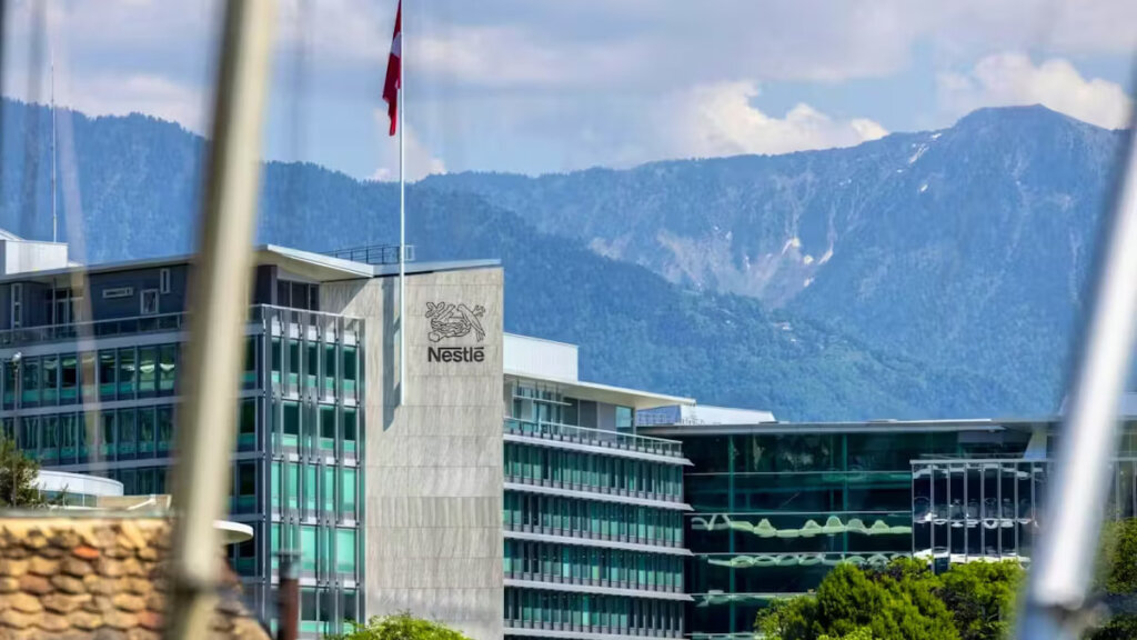 Nestlé annuncia licenziamenti di massa: 16mila dipendenti in due anni. Cosa sta succedendo e le parole del nuovo Ceo Philipp Navratil