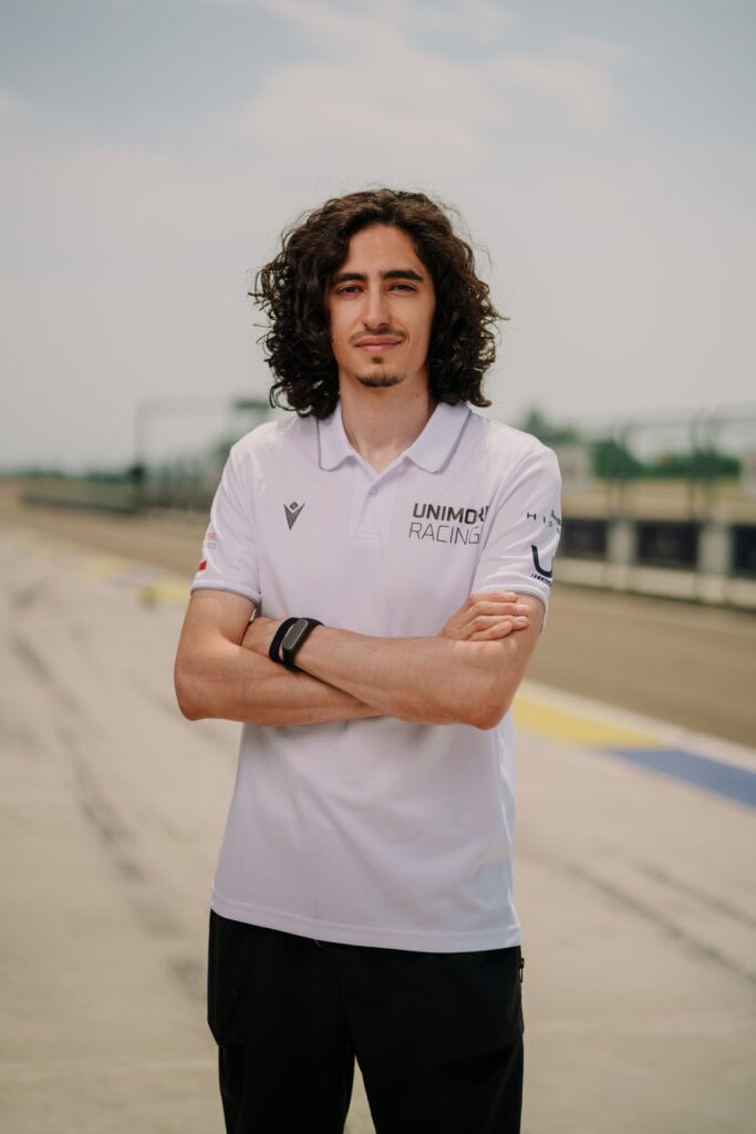 Da Modena l'università sulla monoposto di F1, ma a guidare l’auto è l’AI. «Un’inesattezza in pista può costare carissima» unimore f1 A