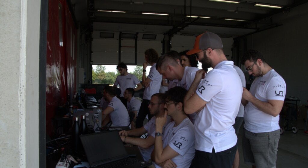 Da Modena l'università sulla monoposto di F1, ma a guidare l’auto è l’AI. «Un’inesattezza in pista può costare carissima» Il team al lavoro ai box