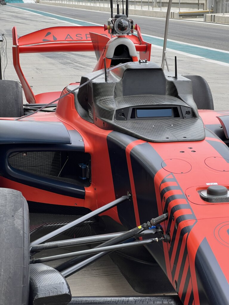 Da Modena l'università sulla monoposto di F1, ma a guidare l’auto è l’AI. «Un’inesattezza in pista può costare carissima» unimore f1 g