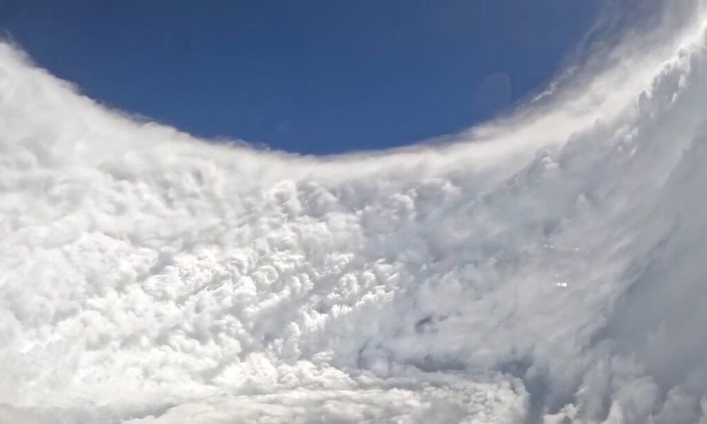 Dove si trova in questo momento l'uragano Melissa: il tracker online per seguirlo. Perché la sua "lentezza" è un problema? G4TBjgNWgAAfF J