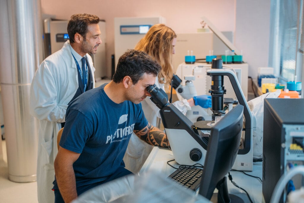 La battaglia plurale per una salute Plastic Free. «Insieme studiamo gli effetti delle nanoplastiche sul cervello»