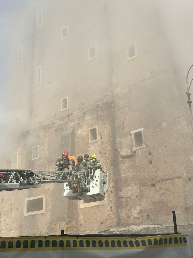 Tutto sulla Torre dei Conti parzialmente crollata oggi a Roma