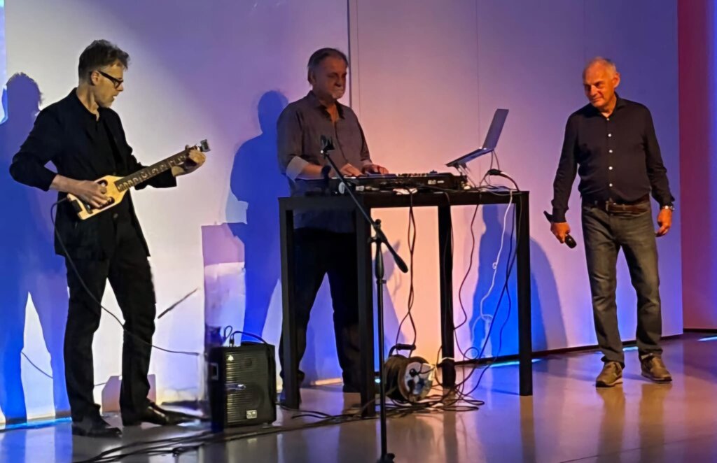 Tre musicisti e un’idea geniale: usare l’AI per omaggiare le poesie più belle. «È formidabile per la musica, ma siamo noi che arrangiamo»