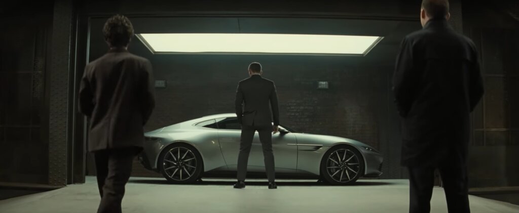 Fitch tampona Aston Martin: la celebre auto di James Bond declassata a CCC+